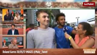 Roland Garros  Maxime Hamou tente dembrasser de force une journaliste [upl. by Nomannic553]