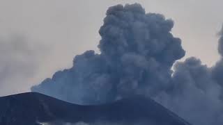 La Palma Explosive ash emission episode Ash eruptions are intermittent Dec 2 2021 [upl. by Ammadas]