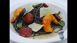 Recette de linguine à lencre de seiche crevettes chorizo et crème de parmesan [upl. by Loredo]