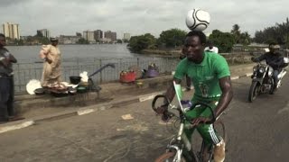 Percorre 103 km in bici con una palla sulla testa è record [upl. by Adianez]