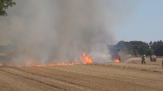 Rundballenpresse fängt Feuer und setzt Feld in Brand [upl. by Bik710]