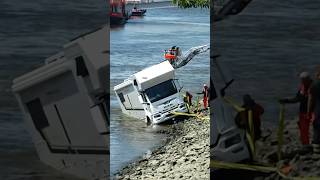 Unglück für Schweizer Touristen am Hamburger Fischmarkt Ihr LuxusCamper landet in der Elbe [upl. by Knute]