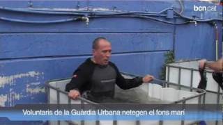 Voluntaris de la Guàrdia Urbana netegen el fons marí [upl. by Eirameinna227]