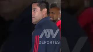 ARTURO VIDAL lo INSULTAN pero SE RIE🤣 arturovidal chile colocolo ricardogareca futbolchileno [upl. by Yeltneb]