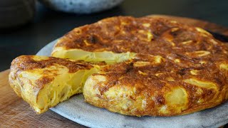 Tortilla de patatas  Lomelette aux pommes de terres fondantes super facile [upl. by Bannon199]