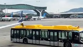 Schock am Flughafen Bus schrammt an Boeing entlang [upl. by Harad326]