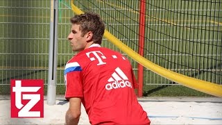 MüllerShow beim Beachvolleyball Torjäger deutet BalotelliPose an  FC Bayern [upl. by Calandria]