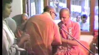 Sw Chidananda sings before Ma Anandamayi [upl. by Marybelle]