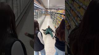 Gut dass der Boden im Frischmarkt gerade frisch gewischt wurde 🍉😂 einkaufen comedy tantrums [upl. by Marge]