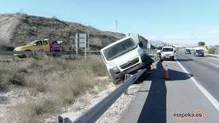 RESCATE FURGONETA ACCIDENTADA EN LA AUTOVIA ACTUACION IMPECABLE GRUAS LA VARIANTE [upl. by Binny]