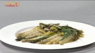 Espárragos blancos cocidos con salteado de ajos piparras y espárragos verdes  Boiled asparagus [upl. by Micki]