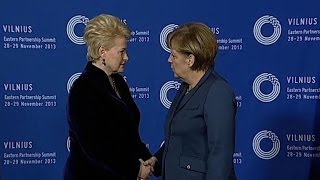 Sommet de Vilnius Merkel quotouvre la portequot à lUkraine [upl. by Hadeis]