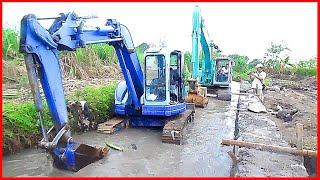 Recovery Stuck Komatsu Mini Excavator 75uu with Kobelco SK200 [upl. by Cavanaugh829]