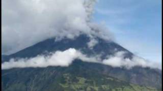 VULCÃO TUNGURAHUA NO EQUADOR ENTRA EM ERUPÇÃOTungurahua Volcano Erupts in Ecuador [upl. by Ainomar]