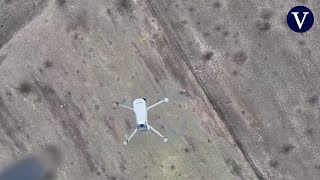 La imagen de un dron ucraniano tumbando a otro ruso en Ucrania [upl. by Hausner144]