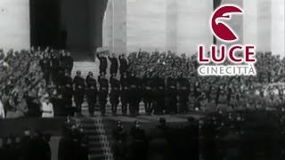 Mussolini alla parata militare delle camicie nere in Via Nazionale a Roma [upl. by Sisile]