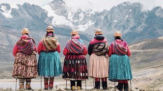 Las Cholitas escaladoras que conquistan cumbres y tradiciones en los Andes [upl. by Danyette]