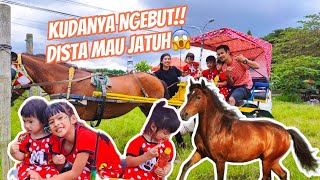 DISTA HAMPIR JATUH NAIK KUDA😱 KUDANYA KELILING DIJALAN RAYA viralvideos [upl. by Omik]