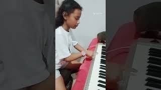 Tocando estrellita en piano [upl. by Aleik]