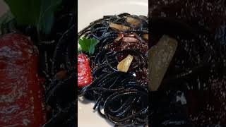 spaghetti al nero di seppia con olive capperi acciughe e peperoni [upl. by Rimaj]