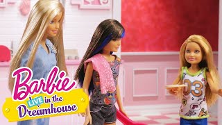 A CASINHA DE BRINQUEDOS DOS SONHOS  Barbie LIVE In The Dreamhouse  Barbie Português [upl. by Esenaj643]