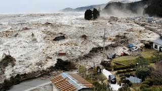 Ocean Overtops Wall  Japan Tsunami  La vidéo la plus choquante du tsunami au Japon [upl. by Nnalyrehc53]