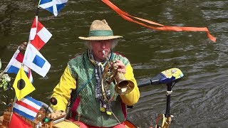 Reinier Sijpkens met kerkorgeltje en trompet in zijn Notendop Keizersgracht Amsterdam [upl. by Plume]