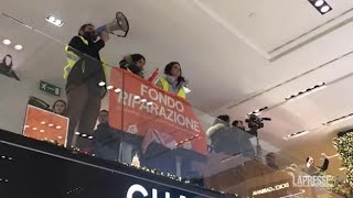 Il nuovo blitz di «Ultima Generazione» dentro la Rinascente a Milano [upl. by Parks53]