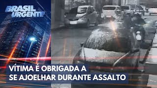 Ladrão obriga vítima a deitar no chão durante assalto  Brasil Urgente [upl. by Terrab]