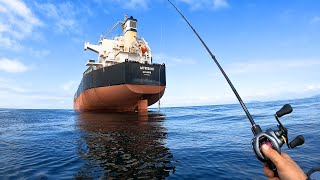 PESCANDO DE CAIAQUE EM ALTO MAR NOS NAVIOS [upl. by Yeliw]