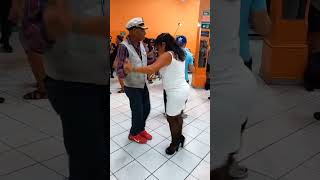 Bailando con todos los poderes capitán y triquitraca 🎵🎶🎼👍baile show dance music shorts short [upl. by Russom289]