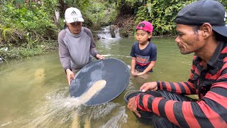 SURVIVAL SKILLS ALIRAN SUNGAI JERNIH GUNUNG EMAS KAMI DAPATKAN HARTA KARUN EMASRIVER GOLD PANNING [upl. by Dimmick]