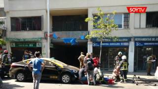 Dos heridos dejó explosión en galería comercial en el centro de Santiago [upl. by Terrag]