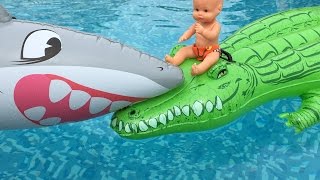 Bebe Lola y cocodrilo vs tiburón en la piscina Capítulo 72 de las Aventuras de Bebe Nenuco Lola [upl. by Pascha761]