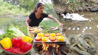 Duck egg grilled in Bell peppers So delicious food Catch and cook Catfish for dinner 6 video [upl. by Faulkner]