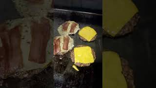 Hamburguesa doble provoleta cheddar y panceta 😎 shorts [upl. by Gunar]