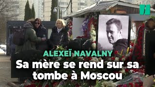 La mère d’Alexeï Navalny rend hommage à son fils [upl. by Lehar]