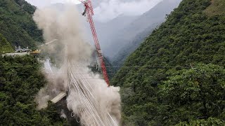 Impresionante detonación de un puente en Colombia [upl. by Myk]