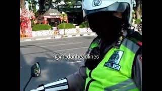 Salah satu Polisi di Medan menerobos Lampu Merah [upl. by Joashus]