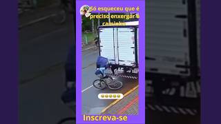 bike bicicleta guardachuva caminhão tombo videoviral meme youtubeshorts shortsfeed shorts [upl. by Tonkin38]