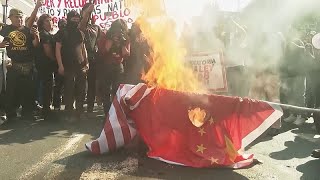 Scontro tra manifestanti e polizia a Lima a margine del vertice Apec [upl. by Znarf211]