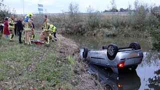 Auto vliegt uit de bocht en belandt op zn kop in de sloot [upl. by Arlena63]