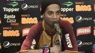 Ronaldinho zoa repórter e a convida para festa [upl. by Baram873]