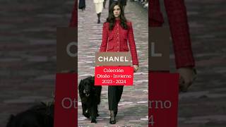 CHANEL alta costura OtoñoInvierno 2023  2024 Desfile orillas del río Sena outfits moda [upl. by Ecyle]