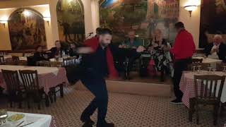 Yunan TavernasındaYunanlı Gençten Muhteşem ZeybekikoTo Zeimpekiko tis EudokiasGreek Dance [upl. by Elodie]