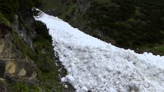 Avalanche en mai en Autriche Impressionnant by SkiPowdercom [upl. by Ambrosane]