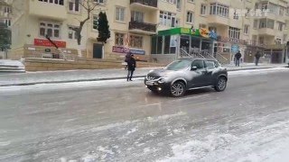 Bakının buzlu yollarında avtomobillərin hərəkəti [upl. by Fortunio]