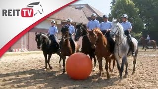 Berufe rund ums Pferd  Die Polizeireiterstaffel  mit dem Pferd durchs Feuer [upl. by Azmuh832]