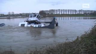 Boot zinkt op de Maas [upl. by Tebazile189]