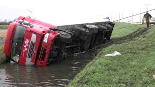 Vrachtwagen te water langs N242 in Alkmaar door losgeschoten stuurstang [upl. by Alidis186]